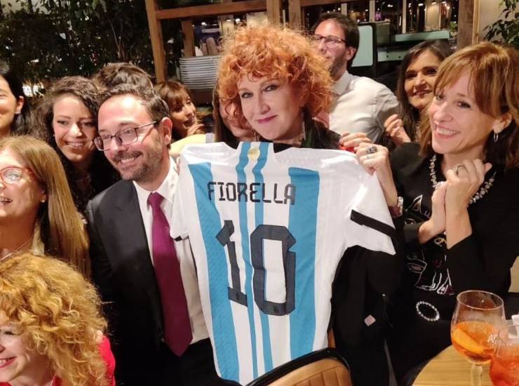 Fiorella posa tra i fan con la maglia a lei dedicata. (Foto: Instagram) - Metropolinotizie.it