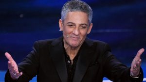 Lo showman Rosario fiorello sul palco dell'Ariston, alla conduzione di Sanremo. (Foto: Ansa) - Metropolinotizie.it