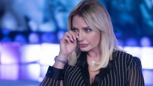 Manila Nazzaro, la conduttrice in lacrime negli studi di Verissimo. (Foto: Mediaset) - Metropolinotizie.it