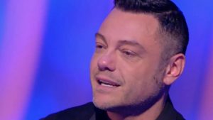 In lacrime l'amatissimo cantante Tiziano Ferro. (Foto: Mediaset) - Metropolinotizie.it