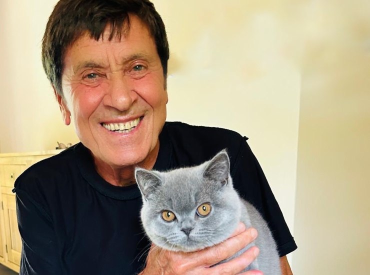 Gianni assieme al gatto Lucio, protagonista indiscusso sul suo profilo social. (Foto: Instagram) - Metropolinotizie.it