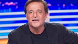 Christian De Sica a letto con un uomo, la foto