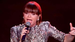 La cantante italiana Alessandra Amoroso si esibisce sul palco del teatro Ariston durante il 71° Festival della canzone italiana di Sanremo. (Ansa) - Metropolinotizie.it