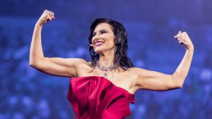 La cantante italiana Laura Pausini, raggiante nel suo abito rosso. (ANSA) - Metropolinotizie.it