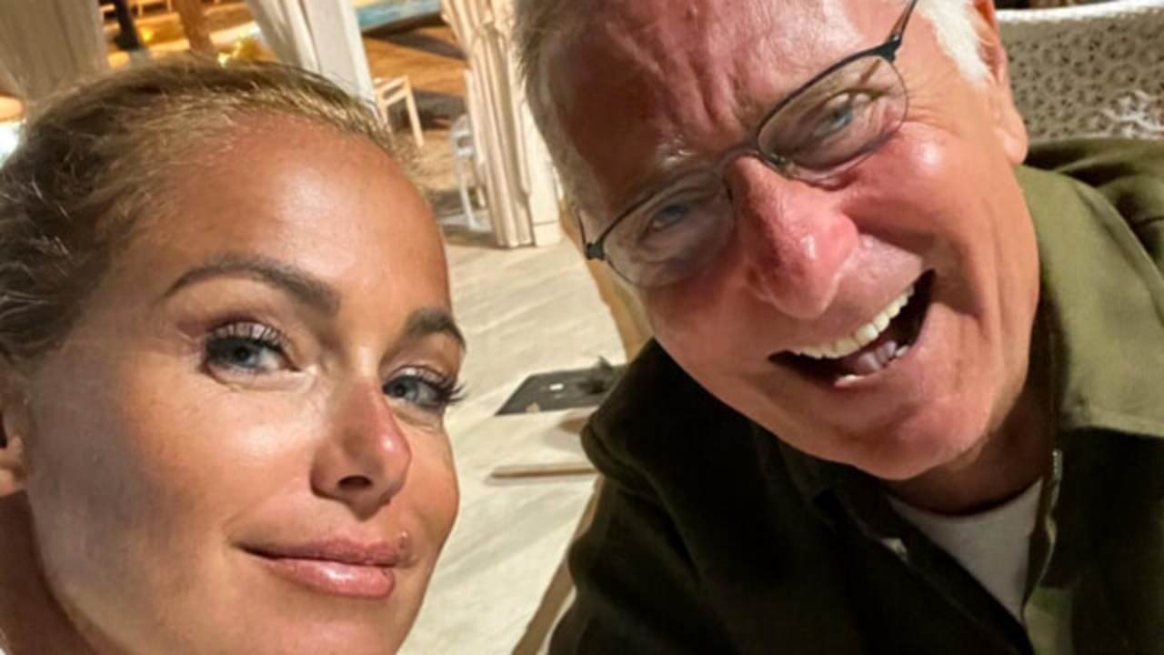 Paolo Bonolis assieme all'ex moglie Sonia Bruganelli in un selfie. (Foto: Instagram) - Metropolinotizie.it