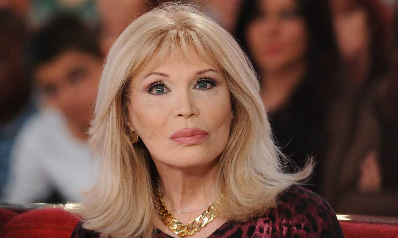 Amanda Lear seria - metropolinotizie.it