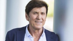 Gianni-Morandi-lo-fa-in-aereo-Metropolinotizie.it