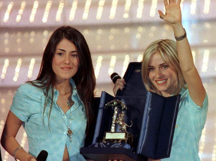 Paola e Chiara Iezzi: stesso palco, a venticinque anni di distanza. Avevano appena vinto il premio "Giovani Promesse", correva il 1997. (ANSA) - Metropolinotizie.it
