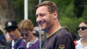 Francesco Totti nello spogliatoio con una conduttrice (Fonte Ansa)