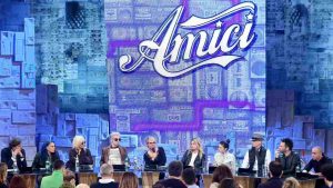 Logo e cast della trasmissione "Amici di Maria De Filippi". (ANSA) - Metropolinotizie.it