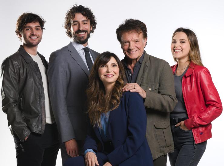 Ranieri posa con il cast della serie "La voce che hai dentro" (ANSA) - Metropolinotizie.it