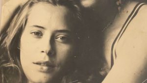 Una ragazza in una foto vintage