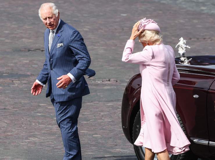 Re Carlo e la regina Camilla qualche settimana fa in visita a Versailles. (ANSA) - Metropolinotizie.it