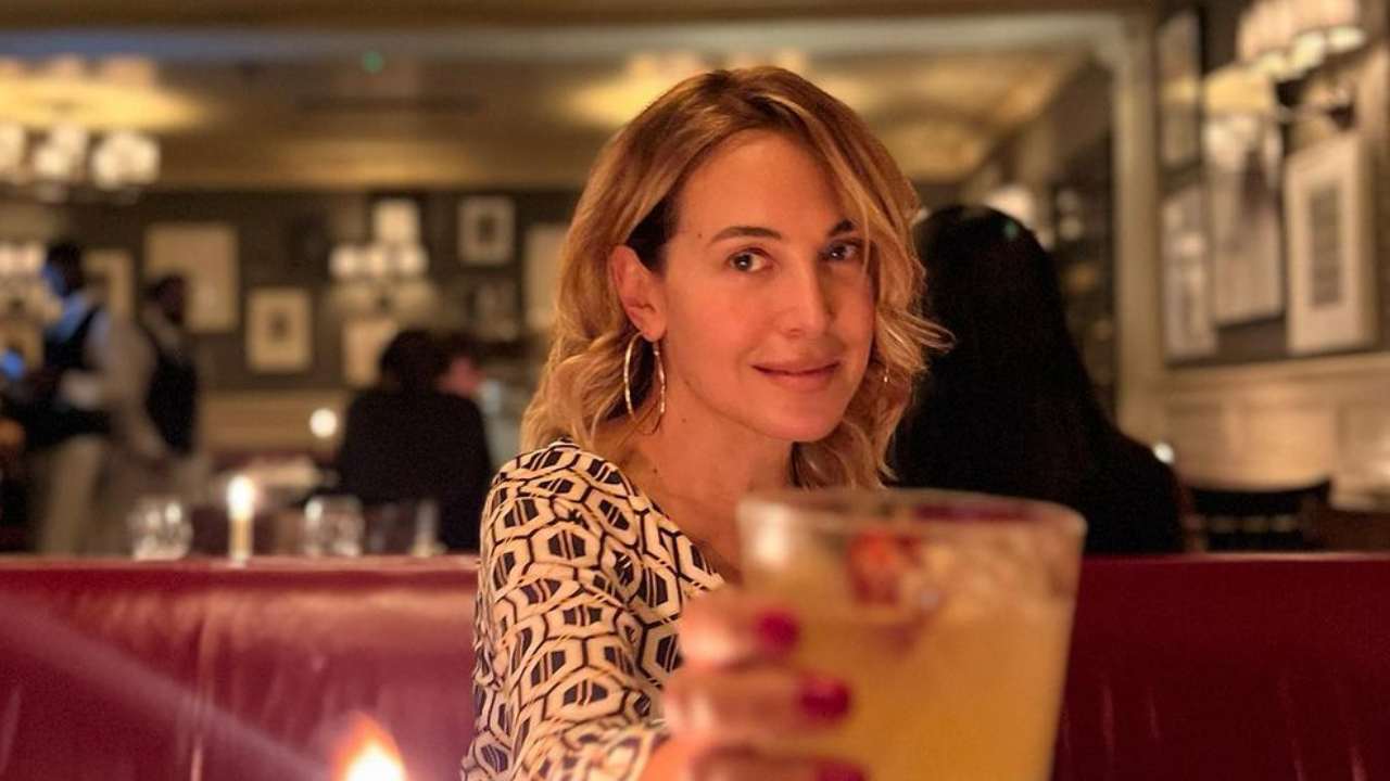 La conduttrice Barbara D'Urso in un bar a Londra. (Instagram) - Metropolinotizie.it