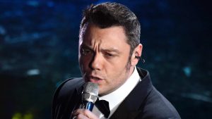 Il cantante romano Tiziano Ferro sul palco dell'Ariston. (ANSA) - Metropolinotizie.it