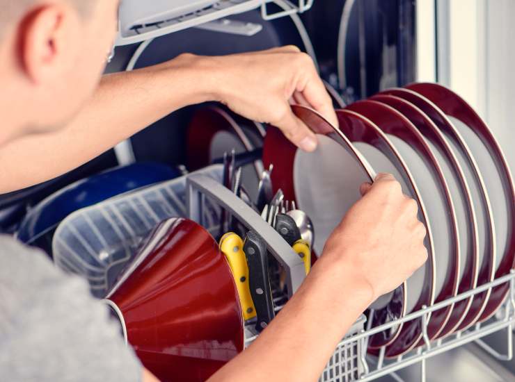 Utilizzare la lavastoviglie solo a pieno carico è la base del risparmio in cucina. - Metropolinotizie.it