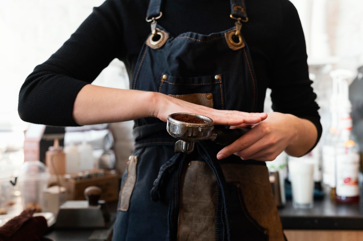 Una barista prepara un caffè 