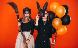 Due ragazze vestite con costumi di Halloween