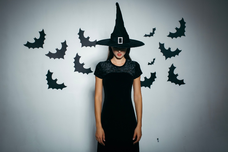 Una donna indossa un costume di Halloween