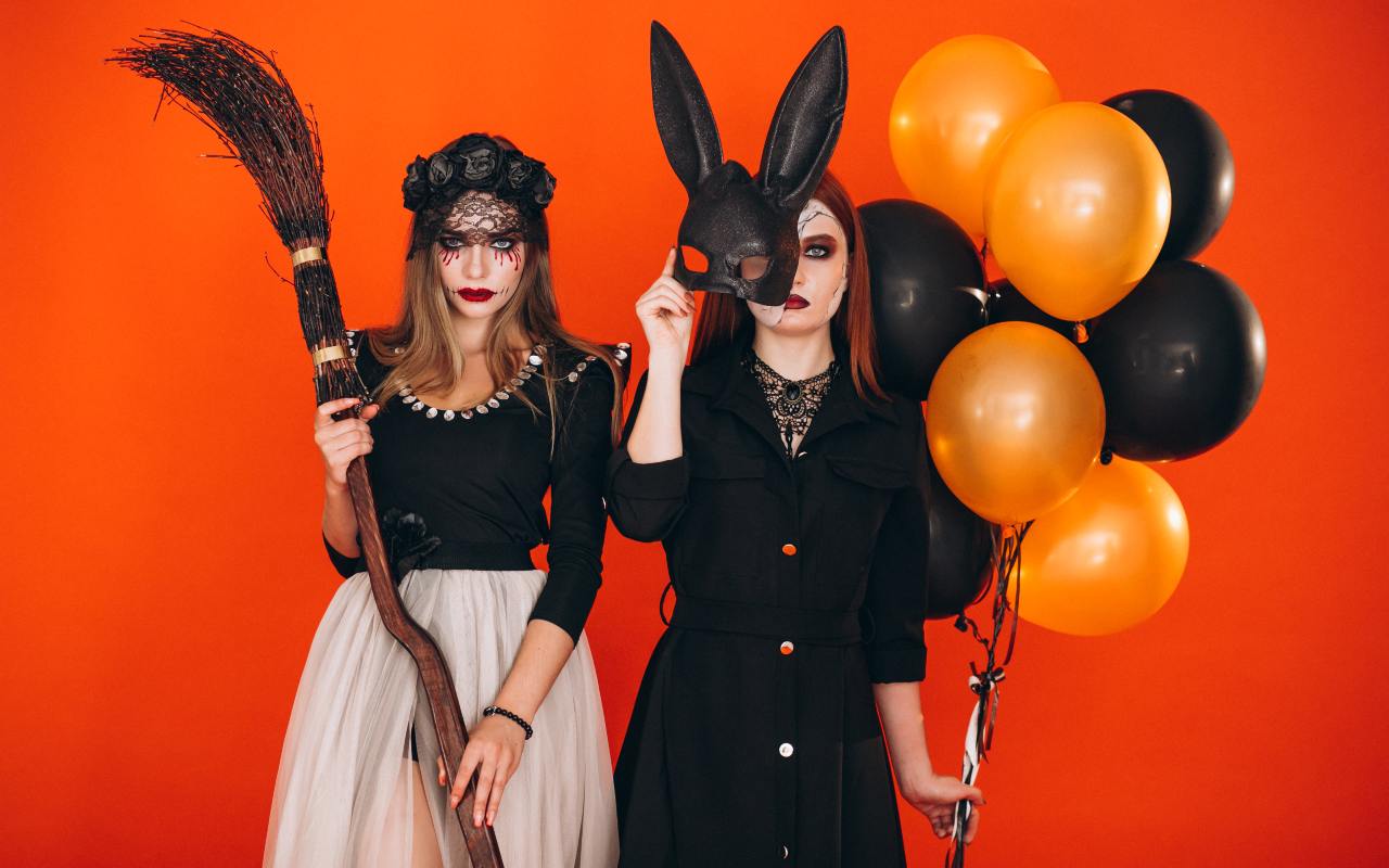 Due ragazze vestite con costumi di Halloween 