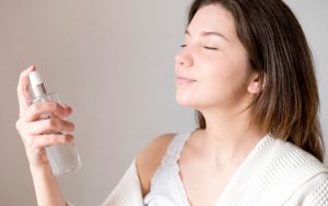 Una donna utilizza un siero viso in spray