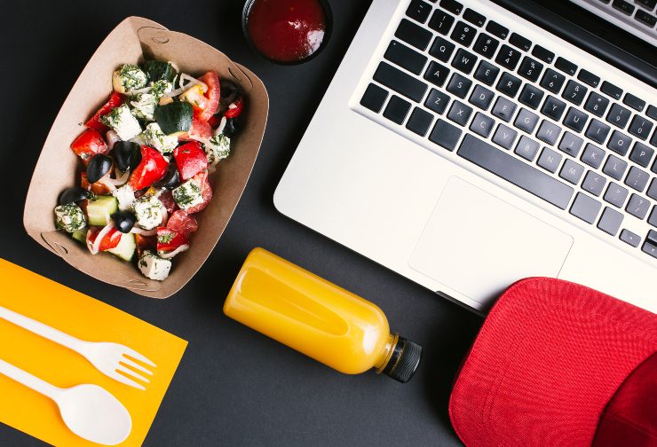 Pranzo al sacco accanto al pc di lavoro 