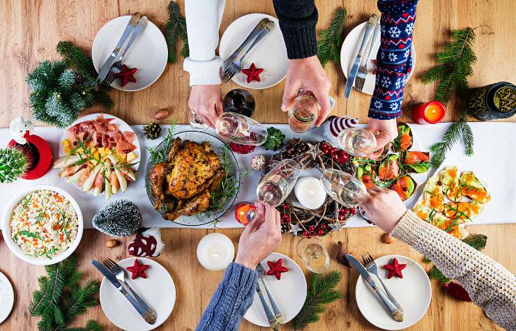 Alcune persone durante il brindisi per il pranzo di Natale