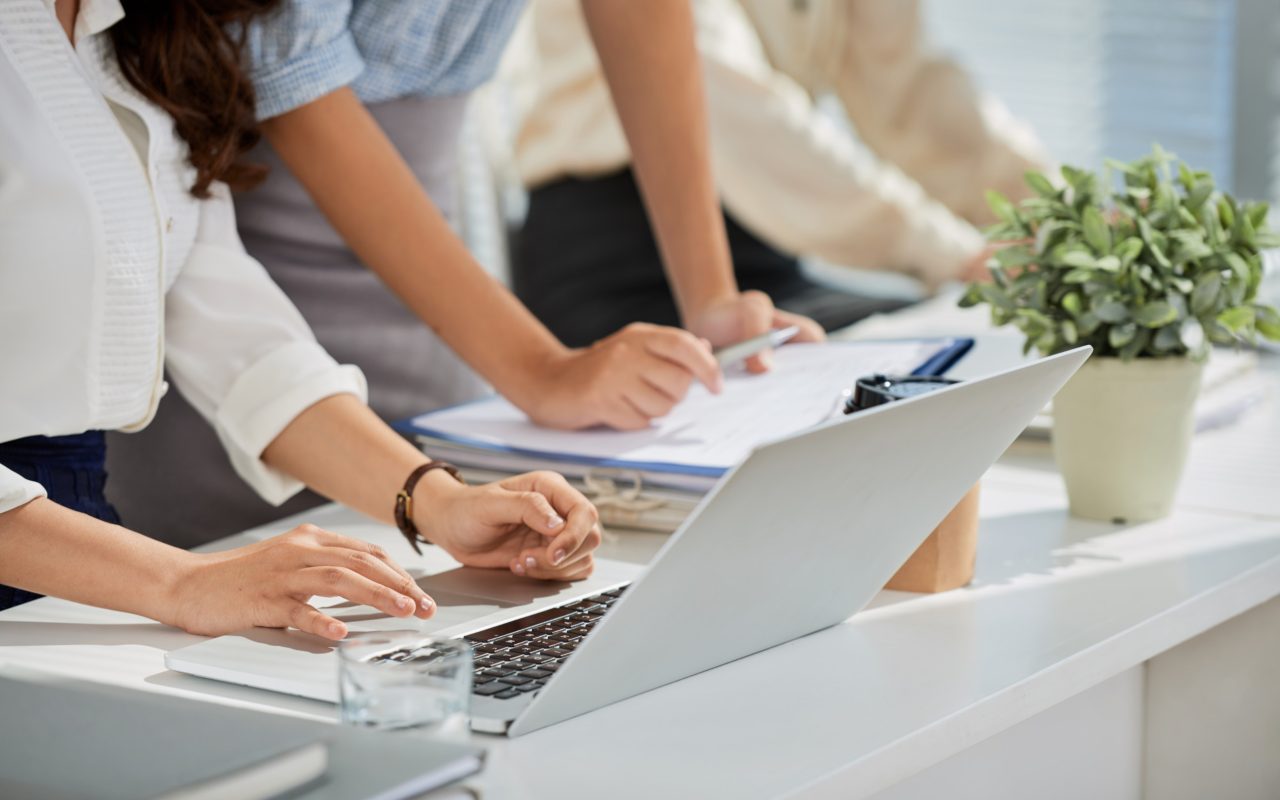 Alcune persone al pc e alla scrivania mentre lavorano