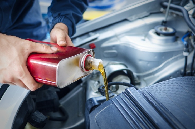 Un meccanico cambia l'olio di un auto 