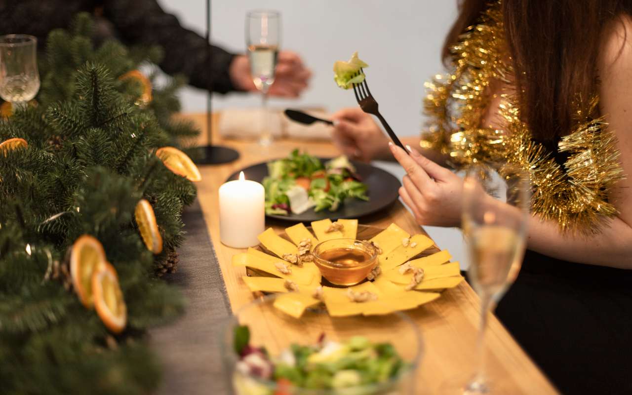 Amici a tavola per il cenone di Natale