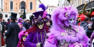 Persone in maschera e turisti durante il carnevale di Venezia