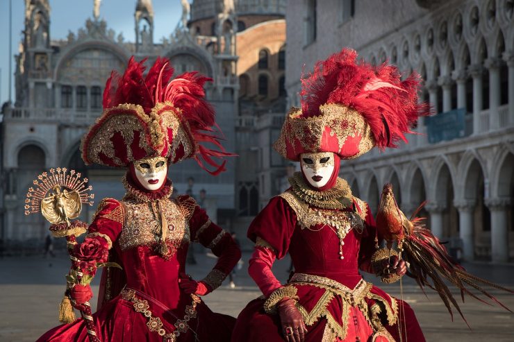 Due persone mascherate per il carnevale di Venezia 