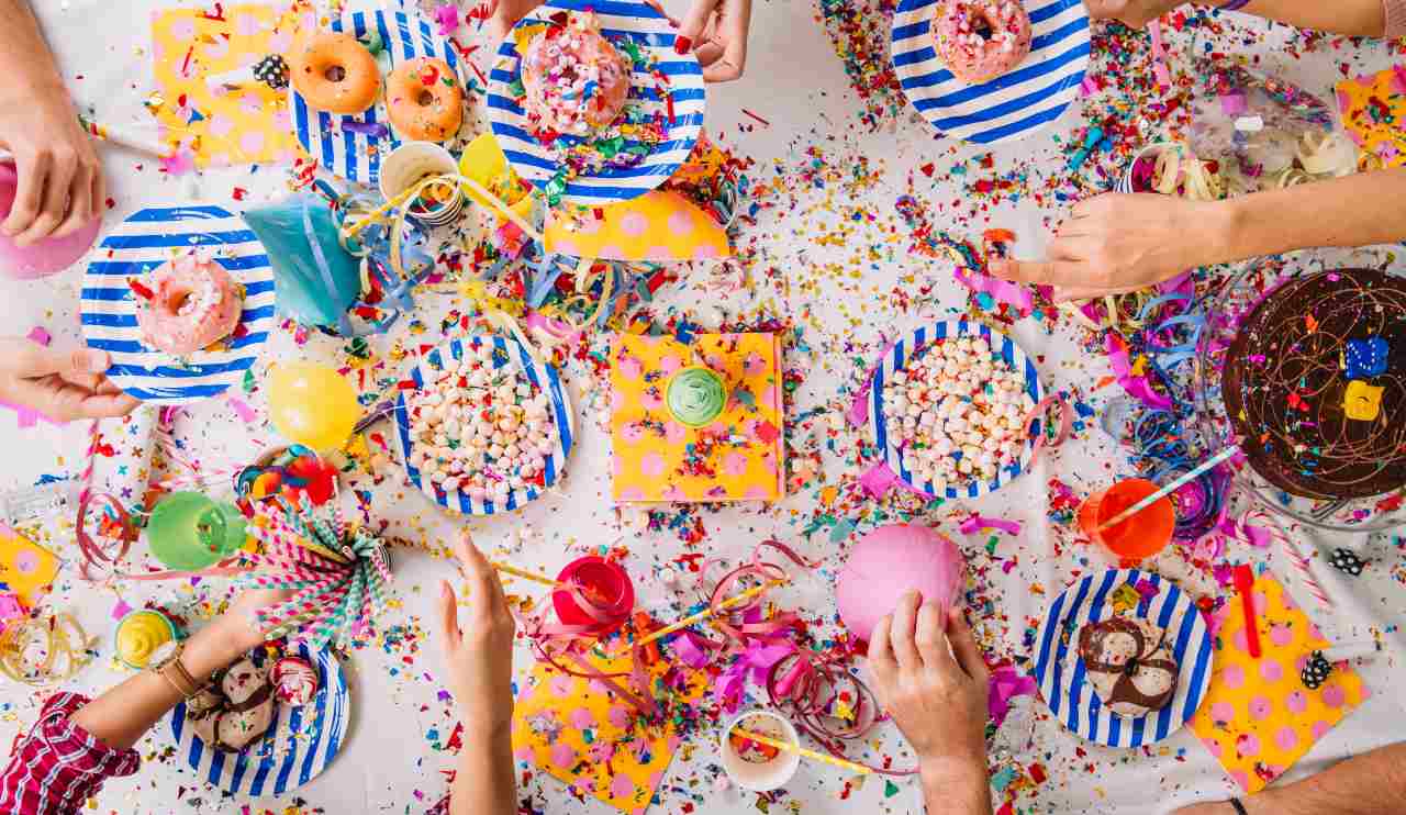 Una tavola imbandita con dolci di Carnevale